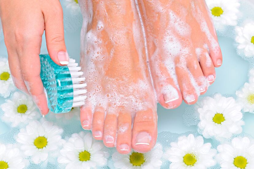A lavagem regular dos pés é uma excelente prevenção de fungos nas unhas.