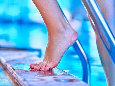 Infecção por fungo nas unhas pode ocorrer na piscina